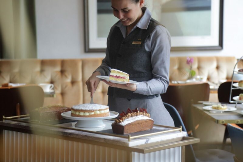 serving cake